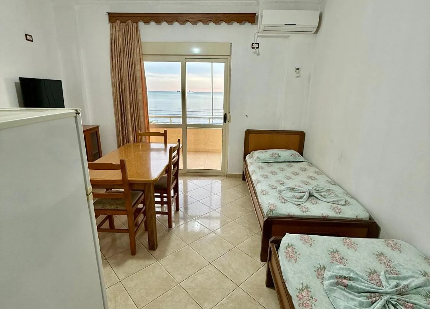 Gusti Seaview Apartments ドゥラス